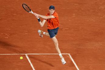 Roland Garros, Sinner in campo oggi contro Kotov: orario e dove vedere la partita in tv