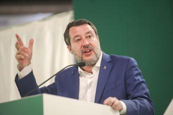 Salvini contestato da ambientalisti a Trento: “Non avete capito niente della vita”