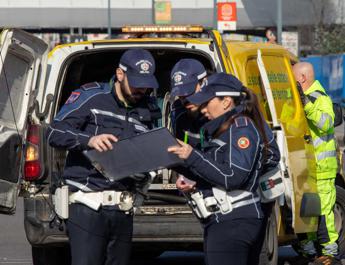 Travolto e ucciso da bus nella notte a Milano