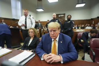 Trump, giuria in camera di consiglio a New York. Il Tycoon protesta: “Processo truccato”