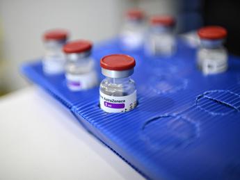 Vaccino AstraZeneca, parla lo scienziato: “Ci è stato utile, effetti collaterali una non-notizia”