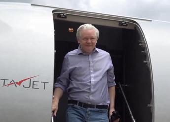 Assange, volo privato costa mezzo milione di dollari: “Servono soldi, donate”