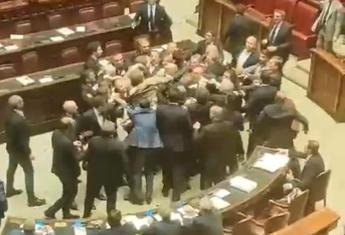 Autonomia, caos alla Camera: “Pugni in testa a deputato M5S Donno”