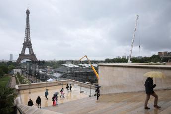Bare sotto Torre Eiffel per i “soldati francesi in Ucraina”, sospetti 007 su Russia