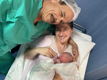 Bimba ‘ha fretta’ di nascere, donna partorisce durante visita dal ginecologo