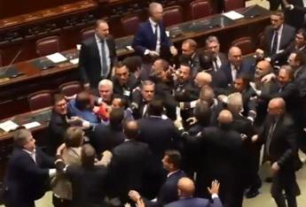 Caos alla Camera, Lega chiede il Var: “Video dimostra aggressione Donno a Calderoli”