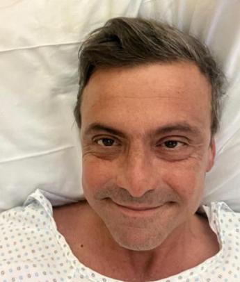 Carlo Calenda operato, selfie dal letto d’ospedale: “Affettato, ma tutto bene”