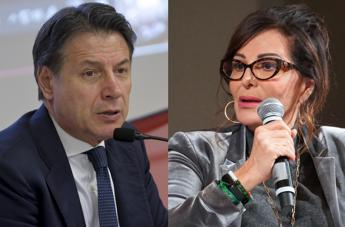 Conte-Santanchè, botta e risposta a suon di “togliete il fiasco”