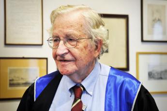 “E’ morto Noam Chomsky”, la news smentita dalla moglie