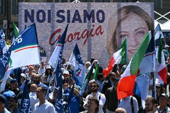 Europee, striscione ‘Noi siamo Giorgia’ e tricolori: Piazza del Popolo accoglie Meloni