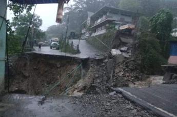 Frane e inondazioni in India, 10 morti e 2.400 turisti bloccati nella regione dell’Himalaya