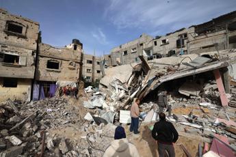 Gaza, media: nuovi raid Israele sulla Striscia, uccisi almeno 17 civili