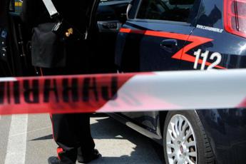 Giallo a Roma, donna accoltellata soccorsa in strada: in casa il compagno impiccato