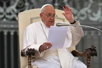 IA, la provocazione del Papa: “Siamo sicuri di voler continuare a chiamarla intelligenza?”