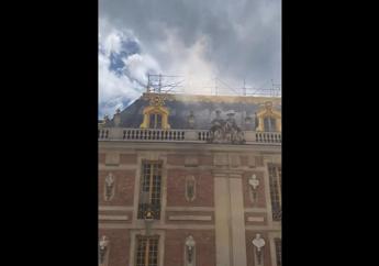 Incendio alla reggia di Versailles, densa colonna di fumo e turisti evacuati – Video