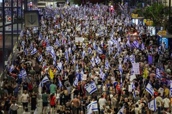 Israele, decine di migliaia in piazza contro governo Netanyahu: c’è anche Gantz