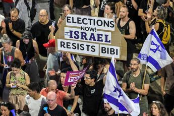Israele, nuove proteste contro Netanyahu: “Al voto prima dell’anniversario del 7/10”