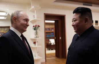 La ‘seconda’ limousine, un pugnale e tazze da tè: i doni di Putin a Kim