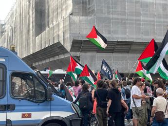 Manifestanti pro Palestina: “Oggi a Milano muore un teatro, boicottiamo il Parenti”