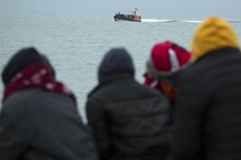 Migranti, soffoca 16enne durante naufragio: fermato per omicidio