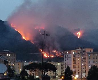 Napoli, incendio ai Camaldoli: Canadair in azione e cenere in tutta la città – Video