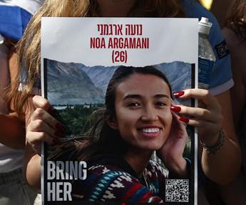 Noa Argamani liberata, chi è la studentessa israeliana rapita durante il rave – Video