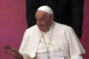 Papa e la battuta sulle donne: “Qui cominciano a comandare loro”