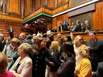 Premierato, bagarre in Senato: Aula sospesa, opposizioni occupano i banchi del governo