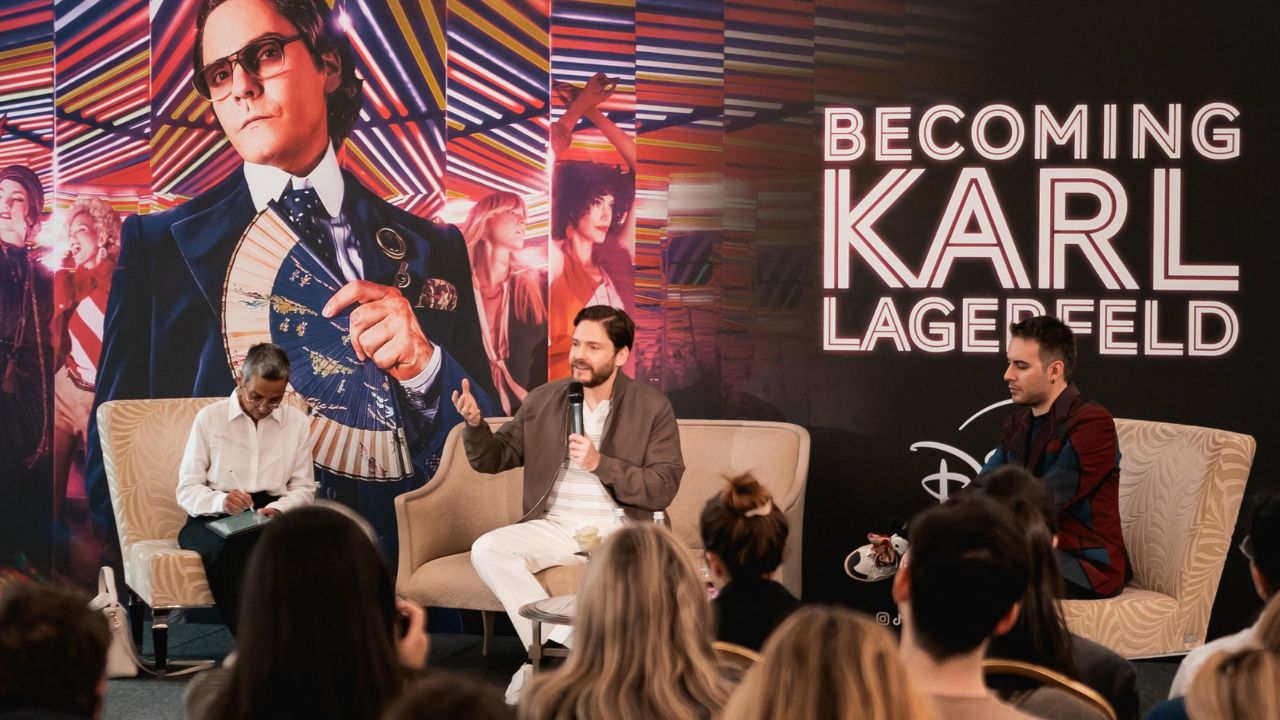 “Becoming Karl Lagerfeld” – l’intervista con Daniel Brühl sulla nuova serie di Disney+ 