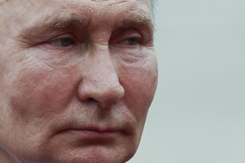 Russia, il messaggio di Putin: “Possiamo rivedere la dottrina nucleare”