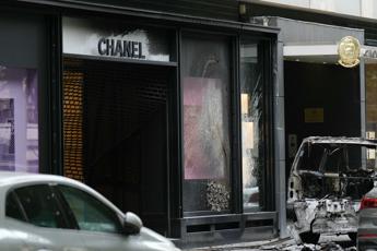 Spettacolare furto nel cuore di Parigi, svaligiato negozio Chanel