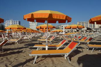 Spiagge, indagine Altroconsumo: 228 euro in media alla settimana per ombrellone e lettini