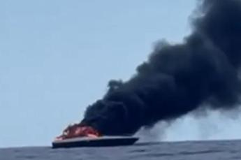 Stefania Craxi, yacht in fiamme affonda: salvata con il marito – Video