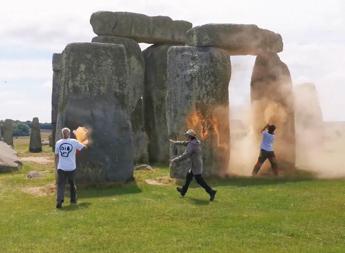 Stonehenge, blitz degli attivisti e vernice sulle pietre – Video