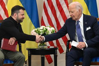Ucraina, Biden manda nuove armi Usa. Zelensky: “Dobbiamo colpire in Russia”