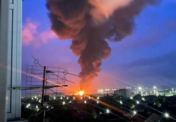 Ucraina-Russia, drone Kiev su deposito petrolifero: vasto incendio a Azov – Video