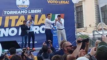Vannacci sul palco con Salvini insiste: “Il dado è tratto, fate una ‘decima’ su simbolo Lega”