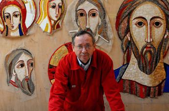 “Via i mosaici di padre Rupnik dalle chiese”, la lettera delle vittime ai Vescovi del mondo