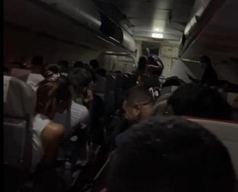 Volo Fiumicino-Olbia in ritardo di 3 ore: protesta passeggeri, alcuni scendono