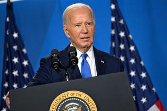 Biden e la conferenza, prima risposta e confonde Harris con Trump