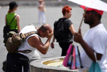 Caldo anomalo, oggi bollino rosso in 11 città: temperature record e ondate di calore