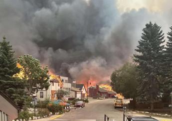 Canada, incendio devasta città di Jasper: premier di Alberta in lacrime – Video