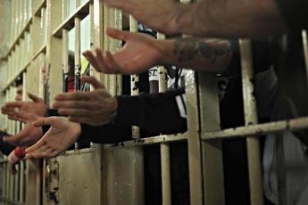 “Carceri scoppiate”, segretario sindacato Penitenziaria si incatena a ministero Giustizia