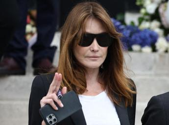 Carla Bruni verso l’incriminazione, convocata dal giudice: i sospetti sono pesantissimi