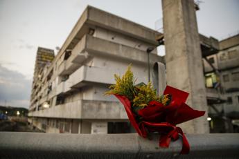 Crollo di Scampia, oggi i funerali. Arcivescovo: “Tragedia che va ben oltre le macerie”