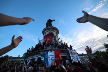 Elezioni Francia, scontri a Parigi tra polizia e estremisti sinistra