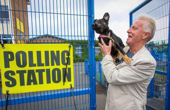 Elezioni Regno Unito, ‘sì’ al seggio da ubriachi e con i cani, ‘no’ ai selfie: tutte le regole del voto