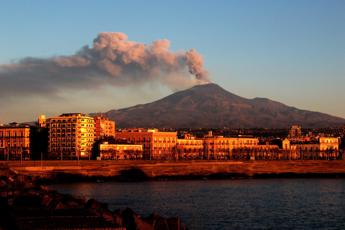 Etna, il vulcano è attivo: cenere da cratere Voragine