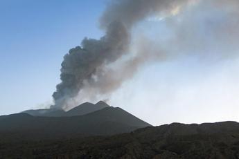 Etna, vulcano oggi attivo: nube di cenere da cratere Voragine