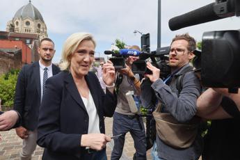 Francia, Le Pen accusa Macron: “Golpe amministrativo contro volontà elettori”
